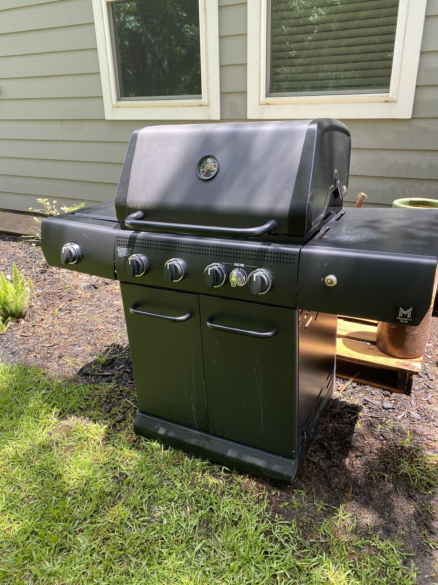Propane BBQ Grill With Side Burner
