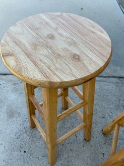 Bancos de madera (wooden stools)