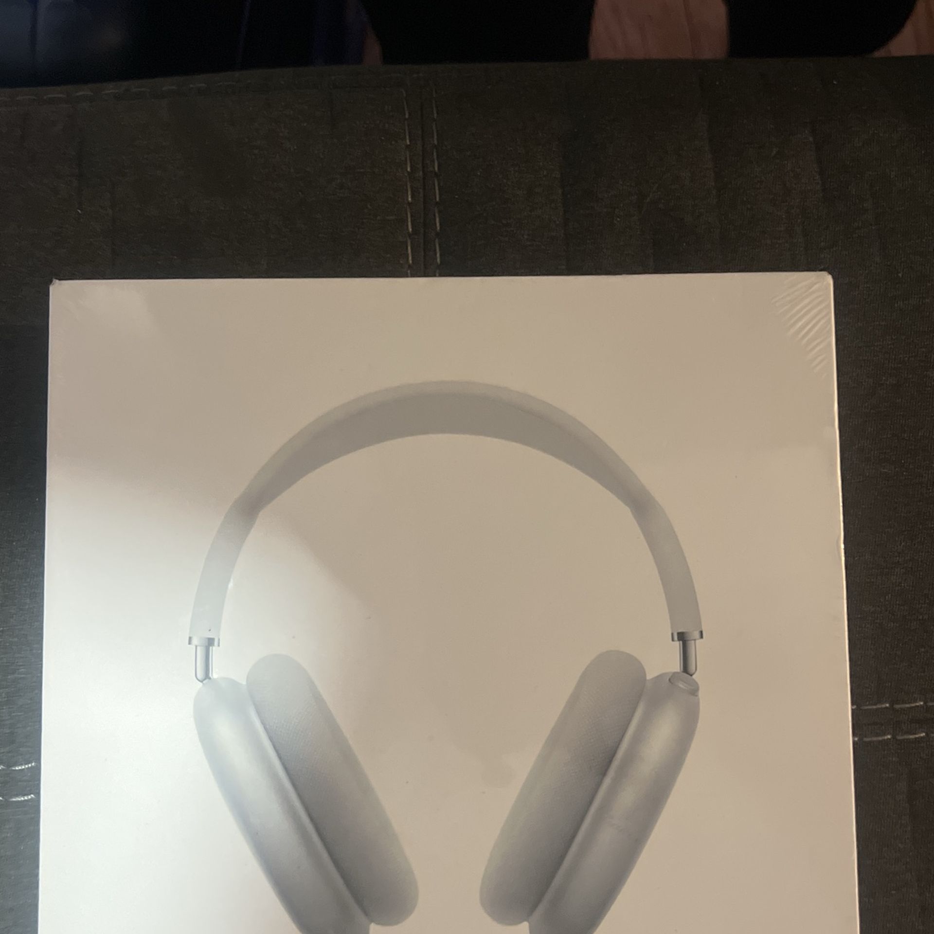 Silver Apple Airpod Max