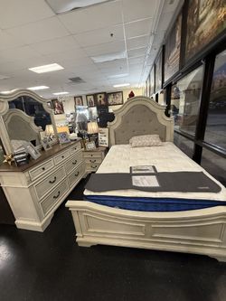 Queen Bedroom Set 4 Pc Includes Dresser, Mirror,Nightstand And Bed frame 