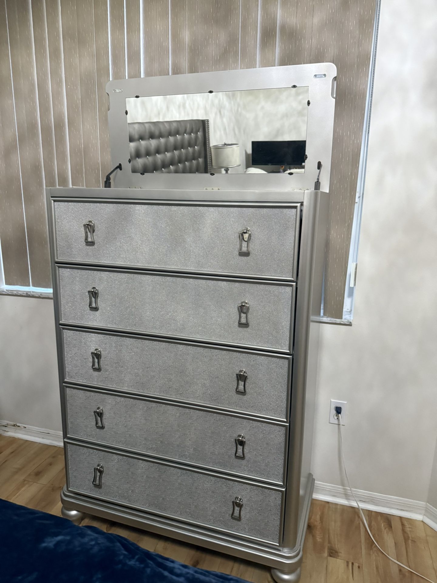 2 Dressers  Sofia Vergara Rooms To Go