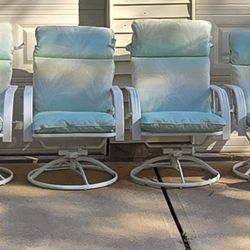 4 Outdoor swivel chairs w/ cushions