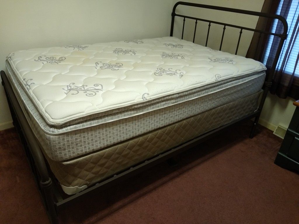 F/Q Rustic Metal Bed "COMPLETE" $185