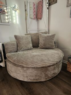 Round chaise lounge