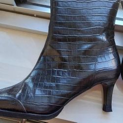 Brand New!Black leather ankle boots.
Pointed toe.
Size 8.5 