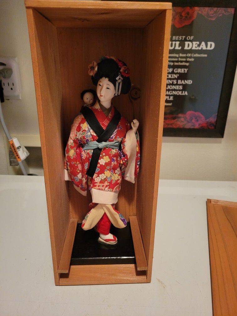 Stunning Vintage Japanese Geisha With Child Figurine.