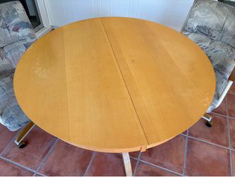 Table with 2 chairs with wheels