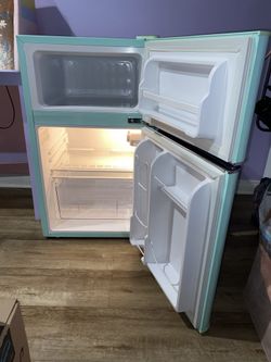 Magic Chef Retro 3.2 CU FT Mini Fridge & Freezer (Mint)
