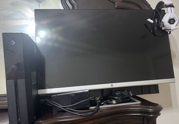 HP Monitor 32” , Xbox One  And HeadSet With All Wires 