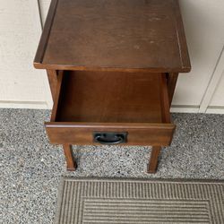 Antique-Style Wooden Side Table with Drawer & Shelf – Sturdy & Charming!