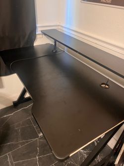 Black gaming desk
