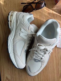 New balance sneaker 2002r size 8