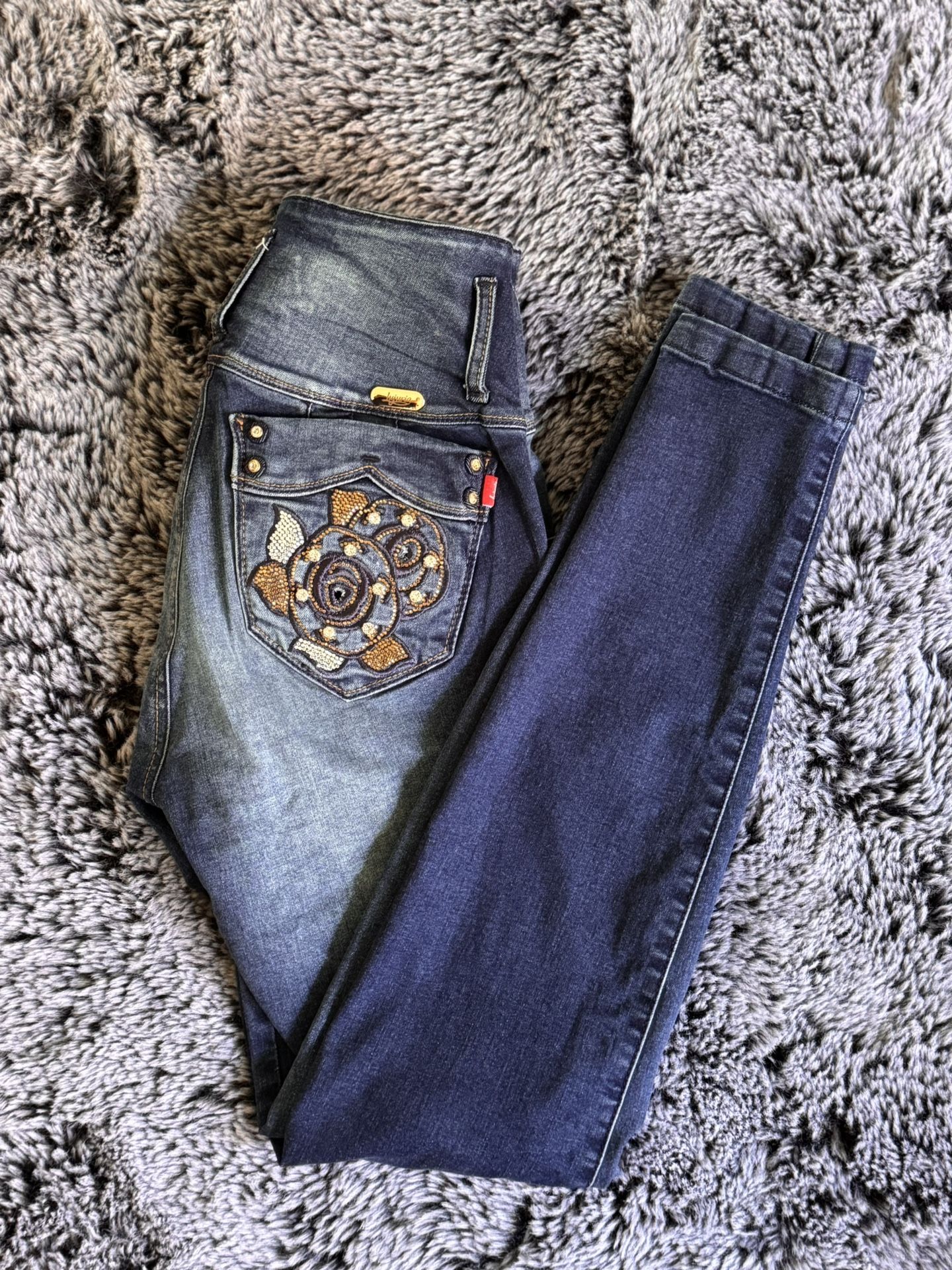 Pull Up Colombian Jeans