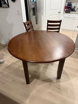 Sturdy wood table 46x46 Round