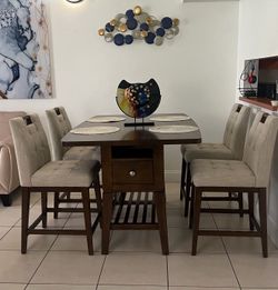Wood dining room set of 4 almost new