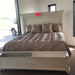 Kanwyn Whitewash Panel Storage Bedroom Set (Queen and King Bed Frame