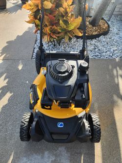 Cub Cadet SC 500 HW 21-inch self-propelled walk-behind lawn mower.