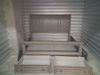 King sizebed frame!!