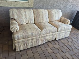 VINTAGE // ETHAN ALLEN 3 SEAT SOFA,  SMOKE-FREE AND PETS FREE,  IN VERY GOOD CONDITION