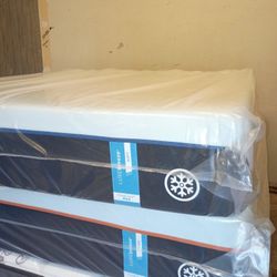 🌟✨🌟✨ $1,200 California King Tempur-pedic Luxebreze Pure cool Max Soft $1,200 🌟✨🌟✨