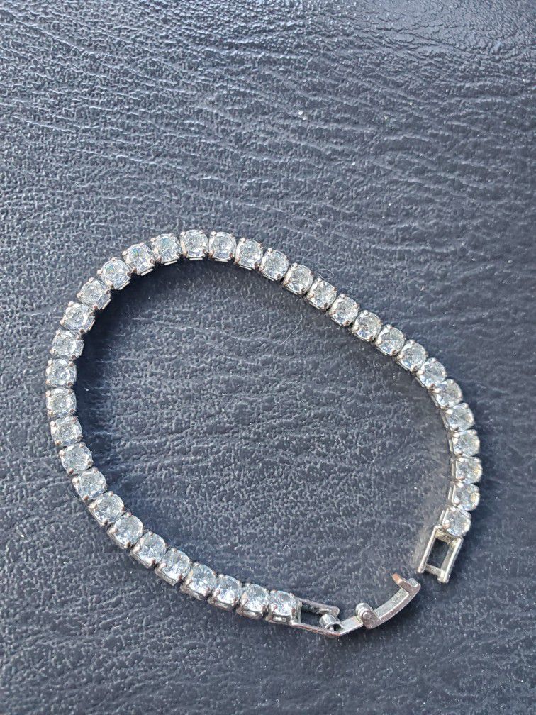 New Pretty Silver Plated Tennis Bracelet Comes With Rhinestones On Bracelet 