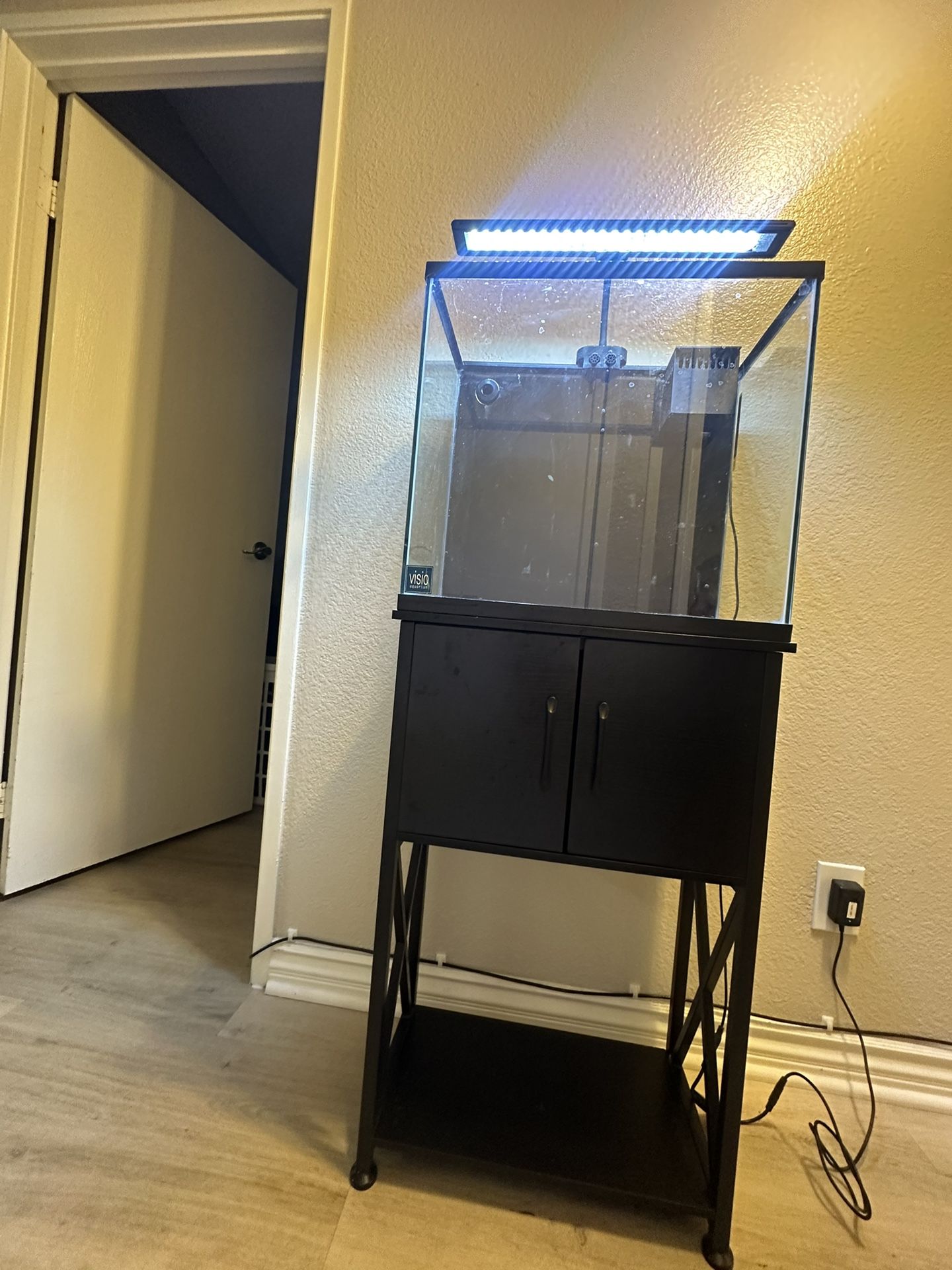 18 Gallon Viso Aquarium w/stand