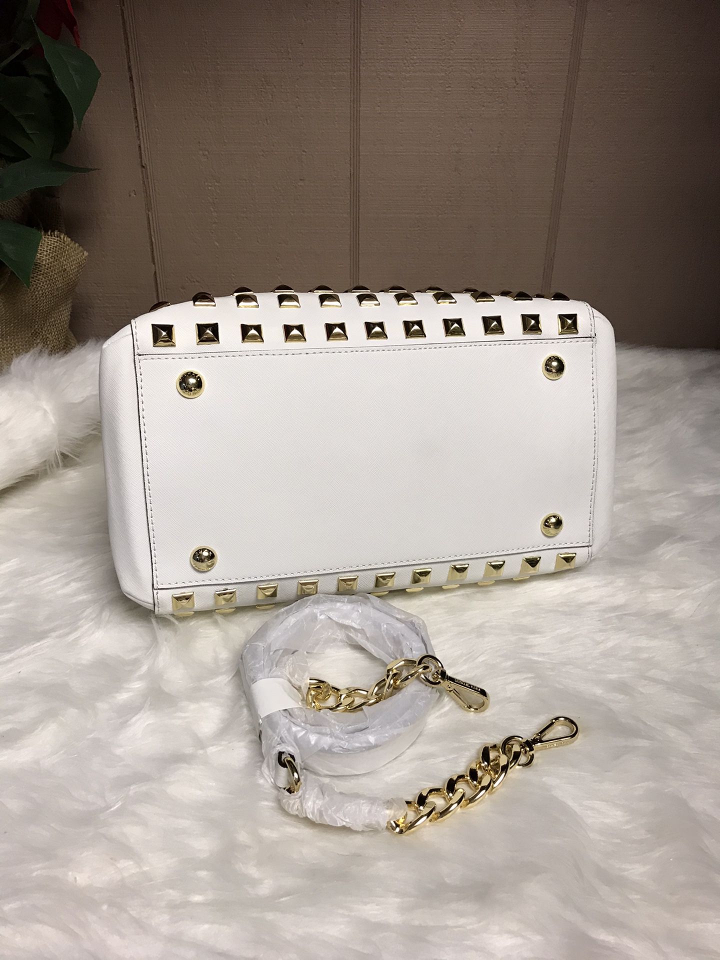 Michael Kors Rivington Stud Large Leather Wallet Turnlock Bright Red for  Sale in Pearl City, HI - OfferUp