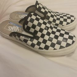 Vans  Checkered Women’s 7