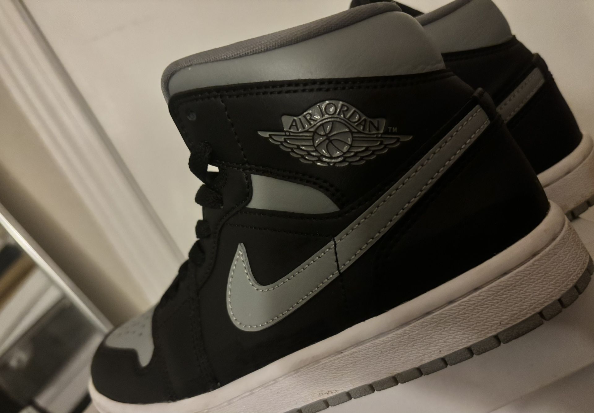 Air Jordan 1 (Mids)