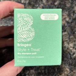 NEW BRIOGEO STYLE + TREAT DRY SHAMPOO PUFF FULL SIZE $12!!