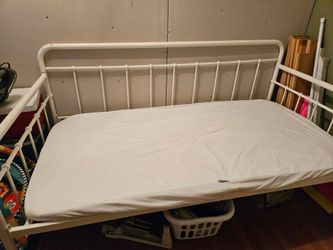 Cama de metal individual con colchones