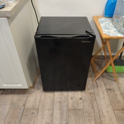 Insignia Mini fridge 