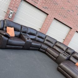 awesome like new sectional leather Couch
