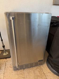 Coyote outdoor mini fridge 21”