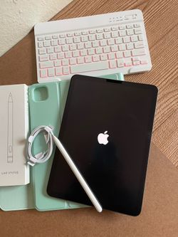 Apple iPad Air 5th Generation (M1 chip / 2022) 64GB with keyboard, pencil & Accessories
