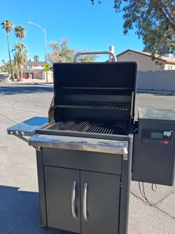 Traeger SILVERTON 620 PELLET GRILL SMOKER USED WORKS GREAT