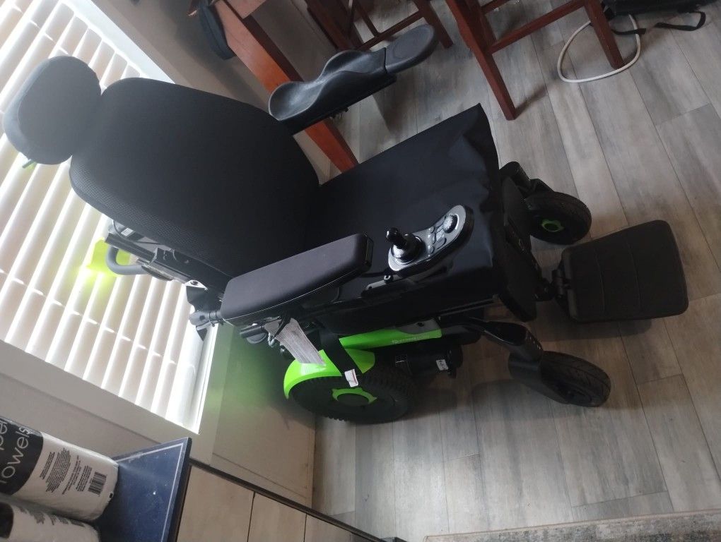 New mobility Chair never used