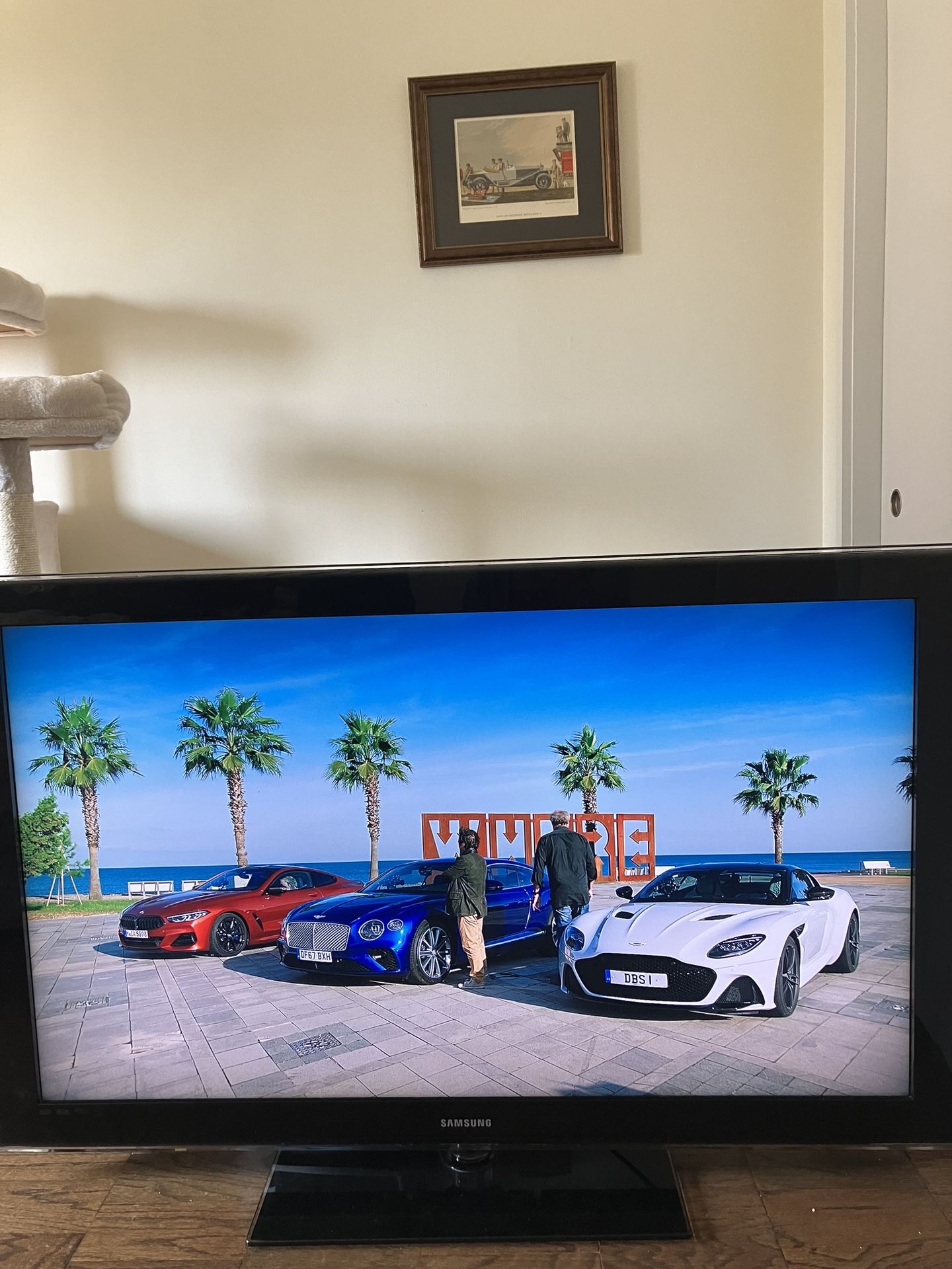 55” SAMSUNG SMART TV PACKAGE - High End 1080p 120Hz Television LIKE NEW with Stand, Remote and Roku