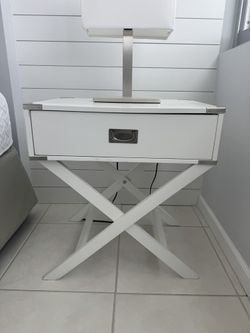 2 White nightstands