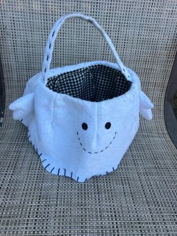 Cute spooky halloween vintage truck or treat basket