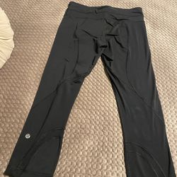 Lulu Lemon Yoga Capris Like New for Sale in Kirkland, WA - OfferUp