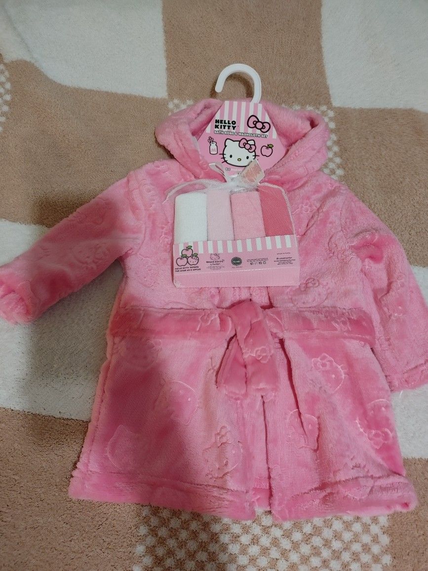 Hello Kitty Embossed Baby Robe & 4-Set Wash Cloths - New