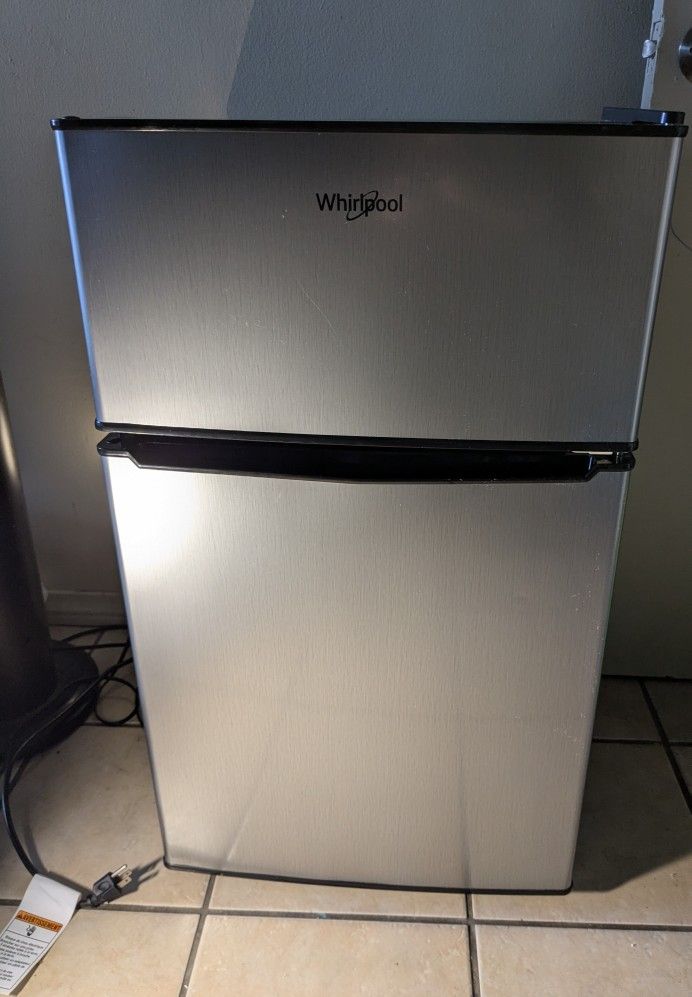 Mini Fridge/Freezer 