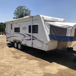 2005 Trail Cruiser Travel Trailer With Pop Outs