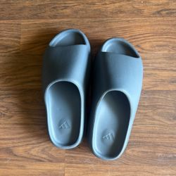 Adidas Yeezy slate marine slides size 11