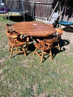 Vintage dining table and 4 chairs 🤎🤎🤎🤎
