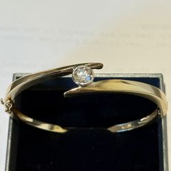 14K Yellow Gold Diamond Solitaire Hinged Bangle – 1.10ct Bezel Set