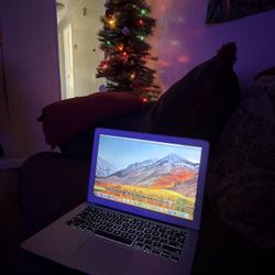 MacBook Air 2017, Prestine Condition. 