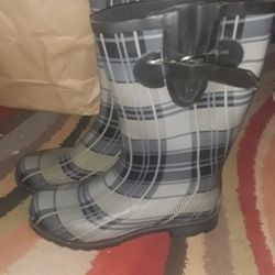  Rain boots