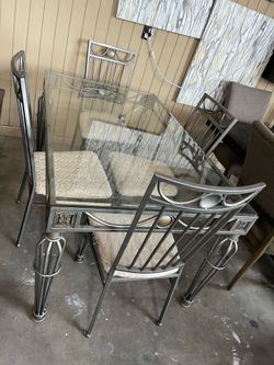 Glass dinnig table